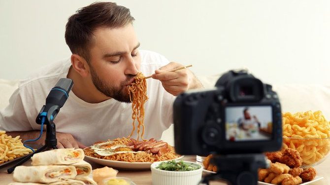 Tren mukbang dan pengaruhnya terhadap industri kuliner